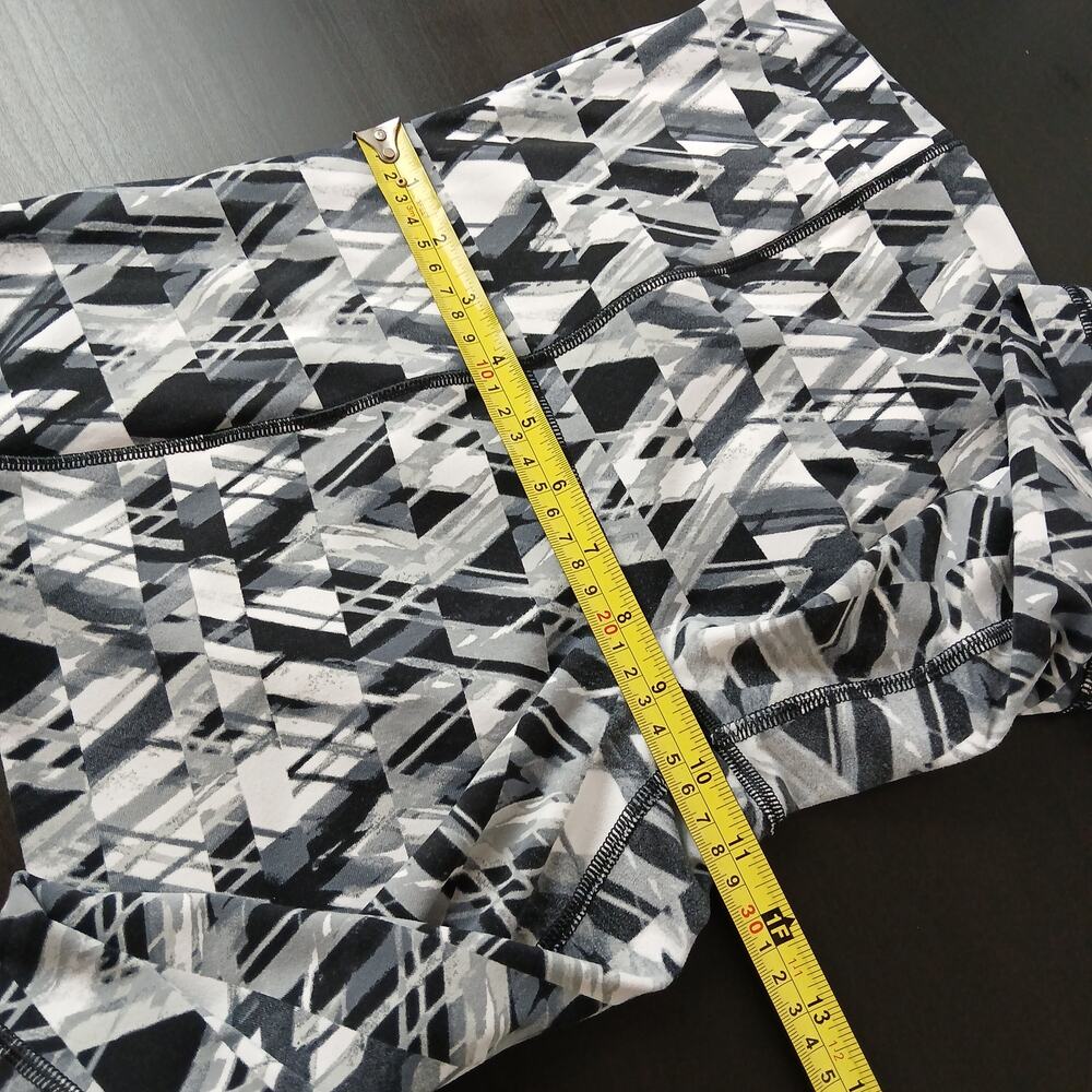 Victoria Sport VSX Knockout Capri Leggings M geometric black white activewear - Picture 8 of 11